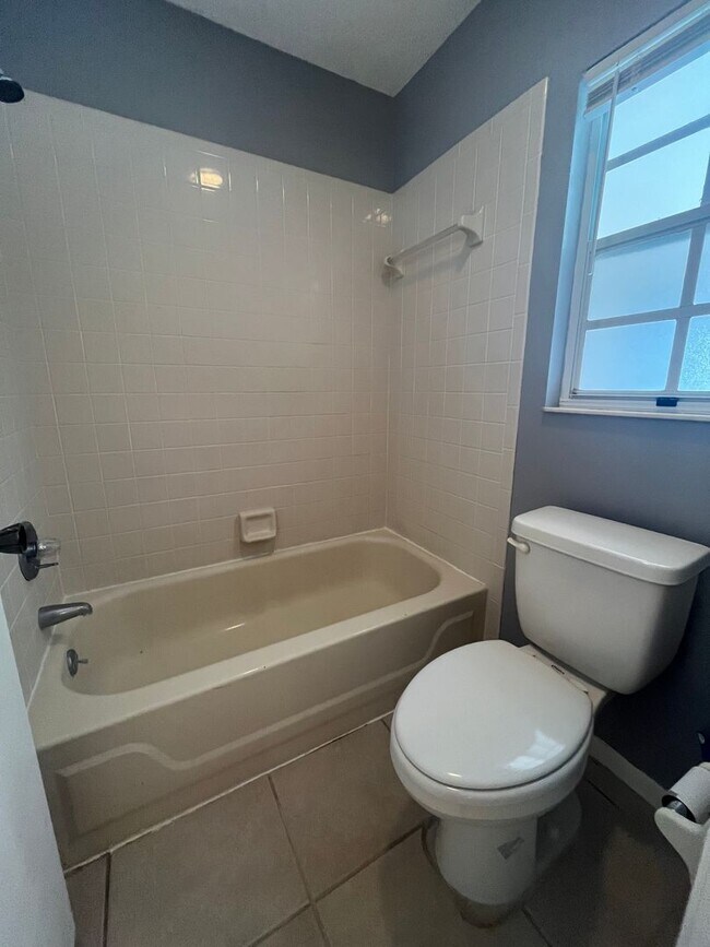 Building Photo - Super Cute 3bd 2bath with Florida Room!!