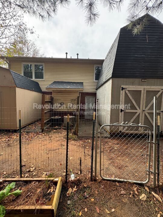 Building Photo - 1305 Sweet Pine Dr