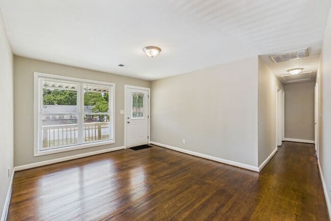Building Photo - Updated home with New Kitchen, Hardwood Fl...