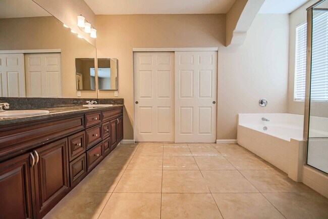 Building Photo - IMMACULATE 5 BEDROOM HOME!