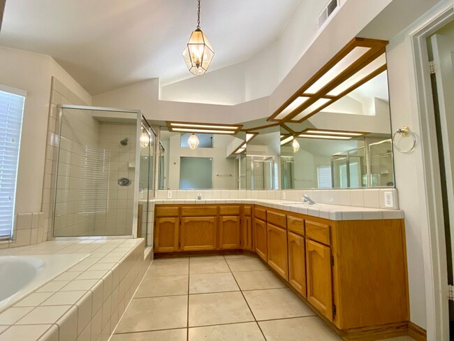 Building Photo - $2,295.00-  3 Bedroom Bullard & Fowler, Cl...