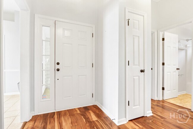 Building Photo - 120 Oak Ridge Cir