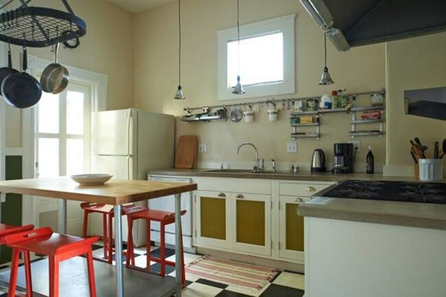 Building Photo - 131 Coleridge St