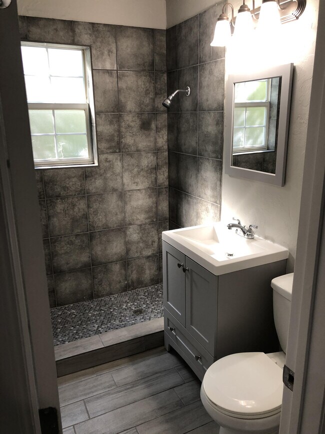 Building Photo - 3208 SW 44th St