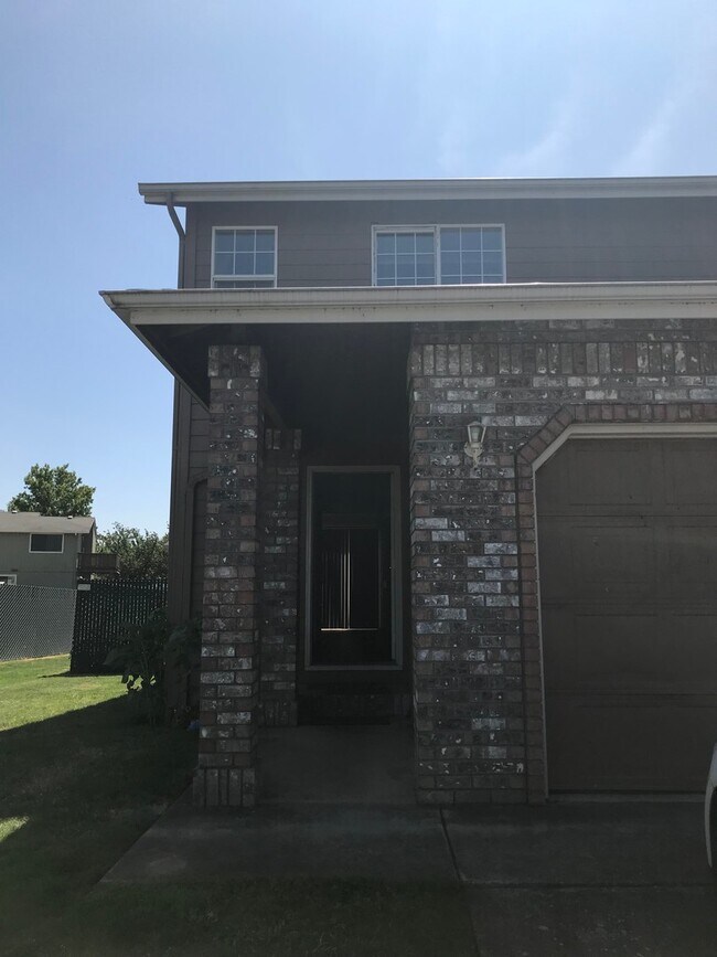 Primary Photo - (SAM 15) 3 bedroom and 1.5 Bathroom duplex