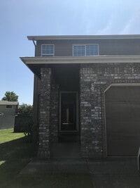 Building Photo - (SAM 15) 3 bedroom and 1.5 Bathroom duplex