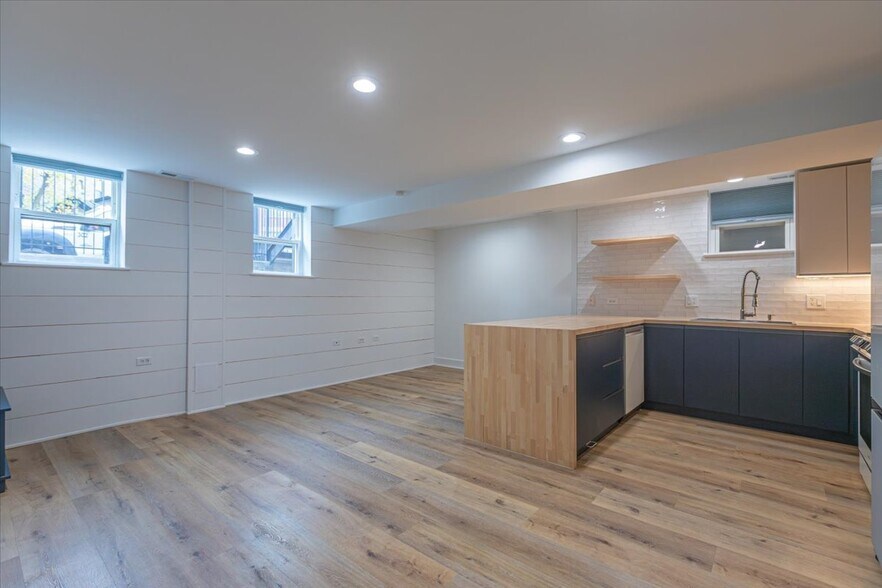 Building Photo - 1624 W Beach Ave