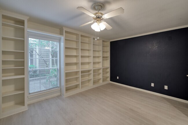 Building Photo - 1860 White Oak Dr