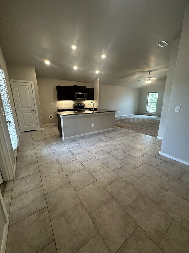 Building Photo - Spacious 3/2/2 in Upland Crossing