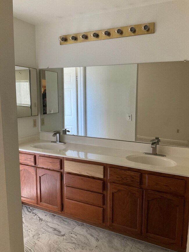 Building Photo - Charming single 3-bedroom rental opportunity!