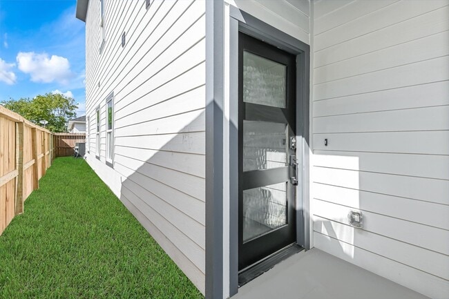 Building Photo - 3547 Dreyfus St