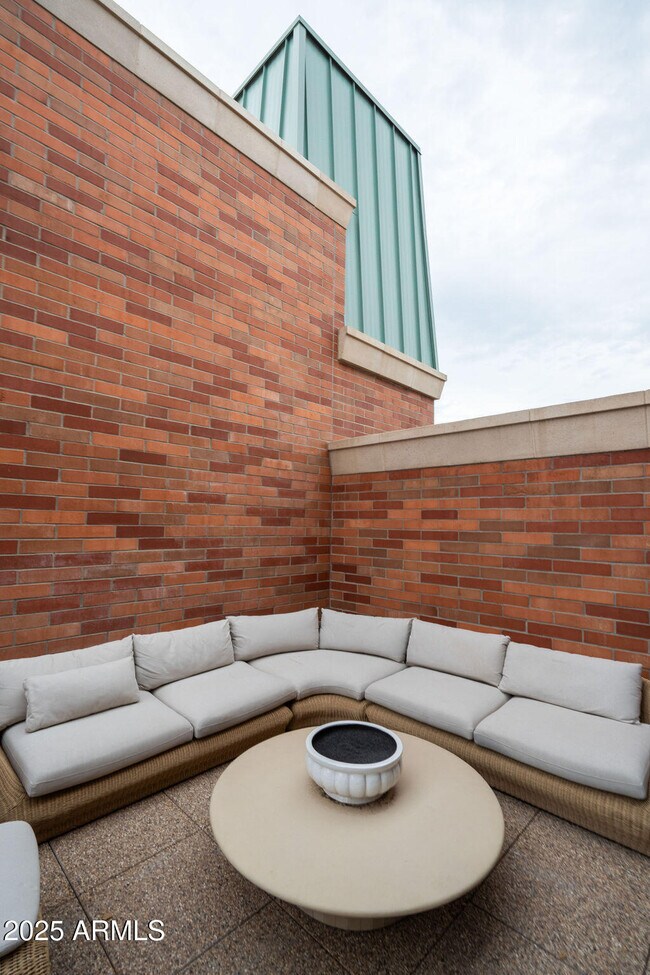 Building Photo - 50 W Palm Ln