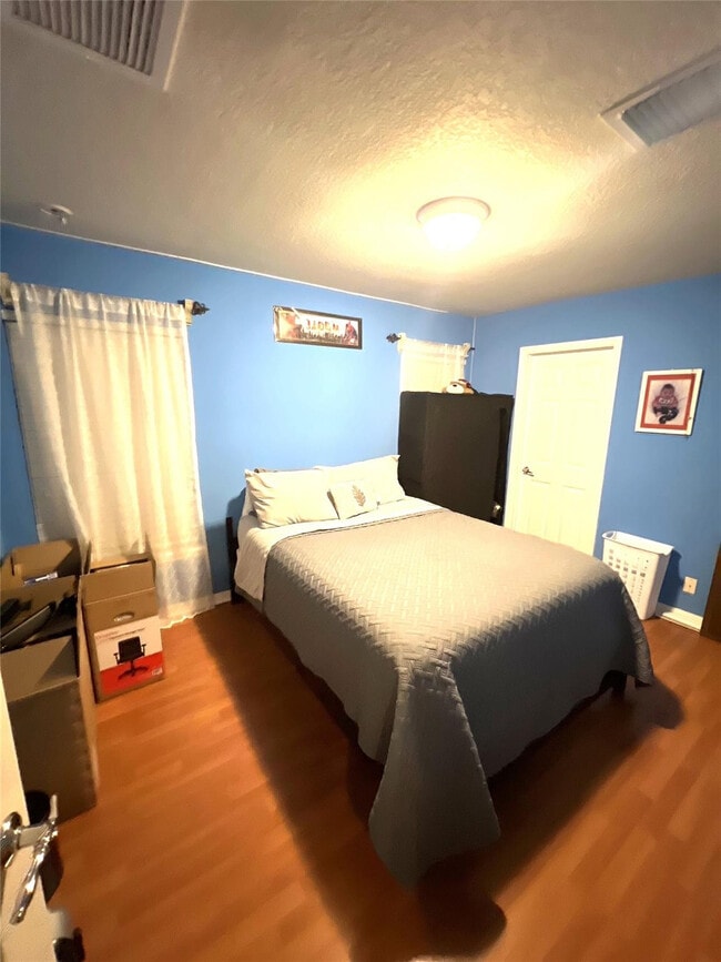 Building Photo - 9675 Lago Dr