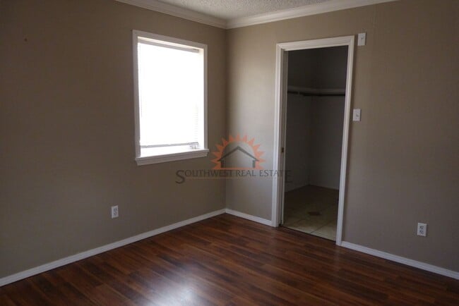 Building Photo - Cute 2 bedroom duplex