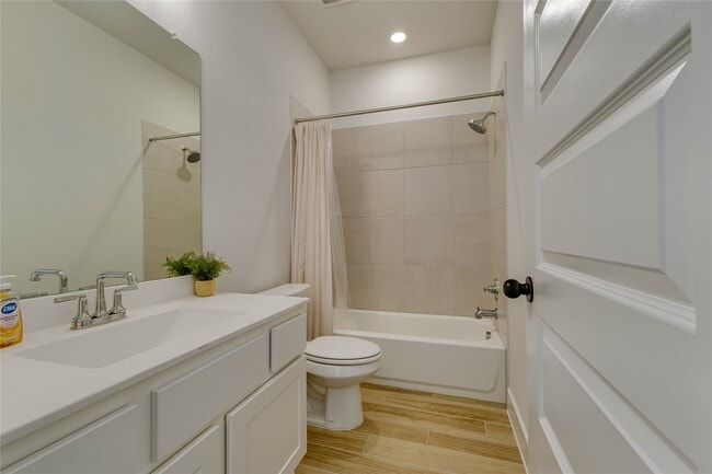 Building Photo - 617 Buckaroo Dr