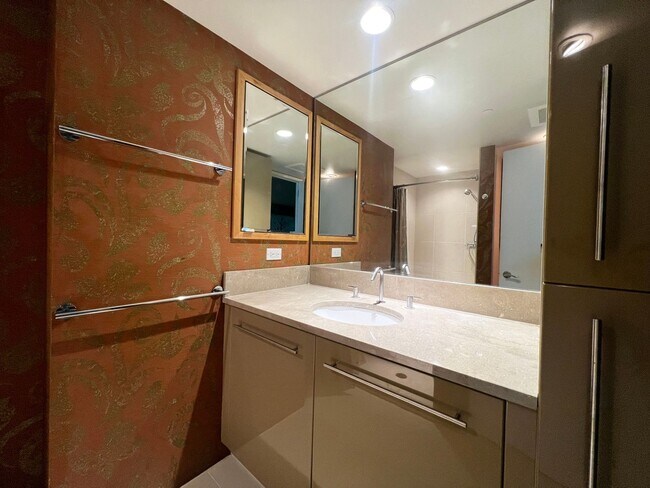 Building Photo - Luxurious Penthouse Living in Downtown Honolulu!