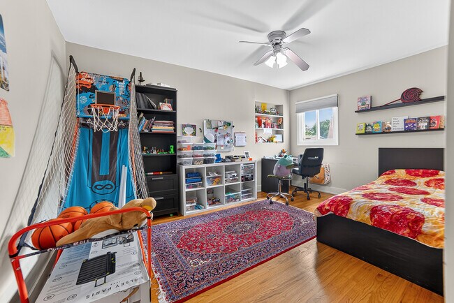 Building Photo - 4615 Larch Ave
