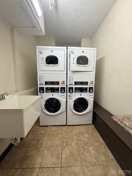 Building Photo - 61 Park Dr