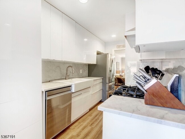 Building Photo - 65 Mews Ln