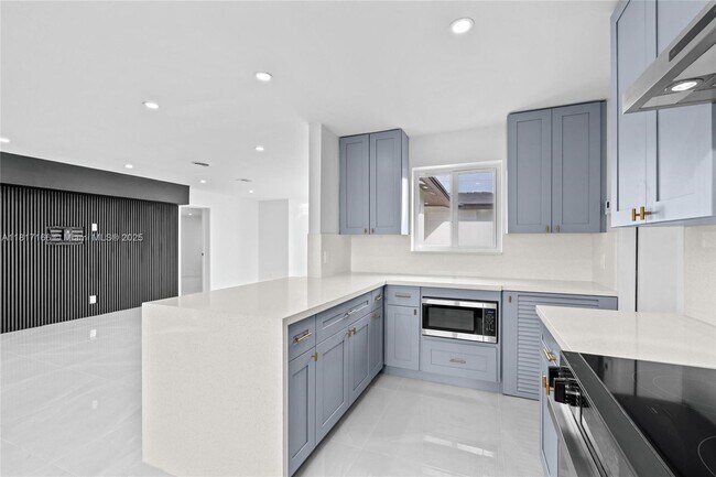 Building Photo - 719 SW 25th Ave