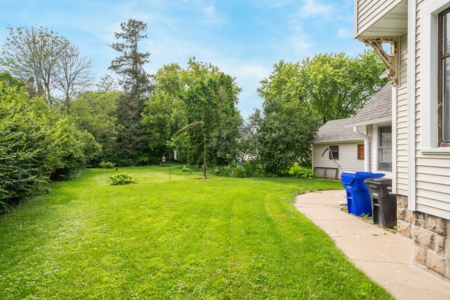 Building Photo - 1436 W Prospect Ave