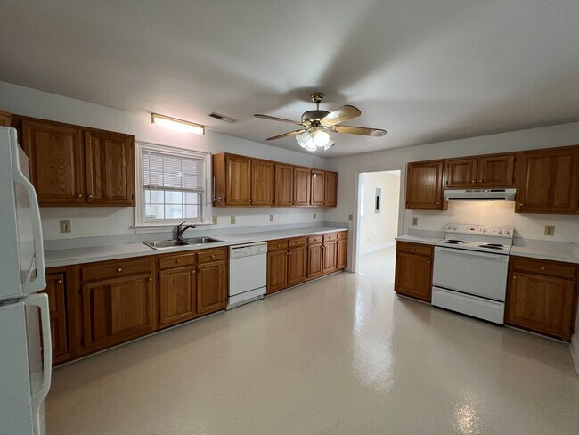 Building Photo - 3 Bed, 2 Bath Ranch Only 15 Minutes to Virginia/NC Line