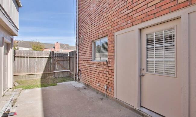 Building Photo - 1547 Airline Dr