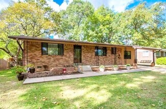Building Photo - 400 Oak Ln