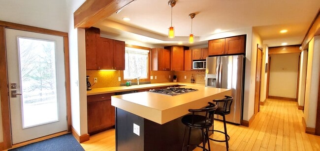 Primary Photo - Fully Furnished Monthly Off-Season Gem!