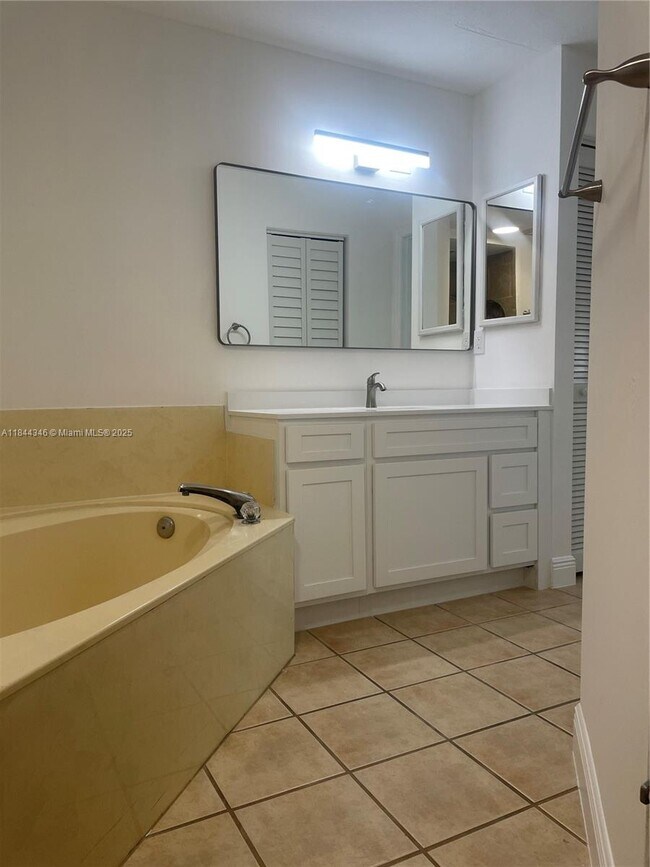 Building Photo - 935 Country Wood Ct