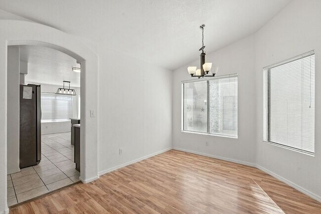 Building Photo - Great single family home!