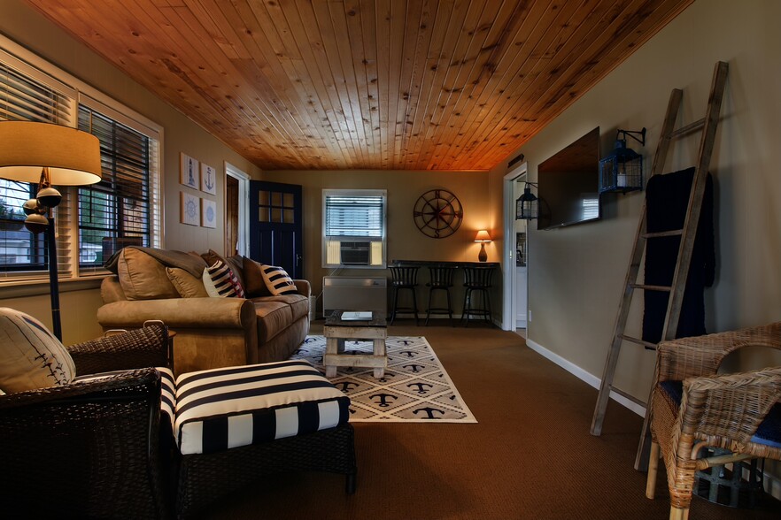 Queen Sized Pull Out Couch with New Linens/Topper, WiFi, and Smart Tv - 4135 Carol St