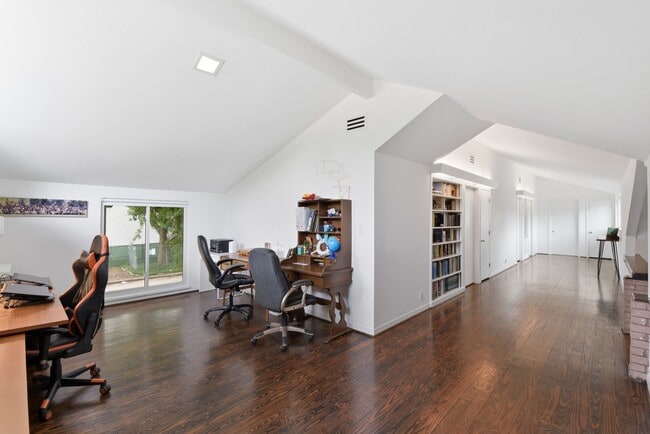 Building Photo - 4603 Ivanhoe St