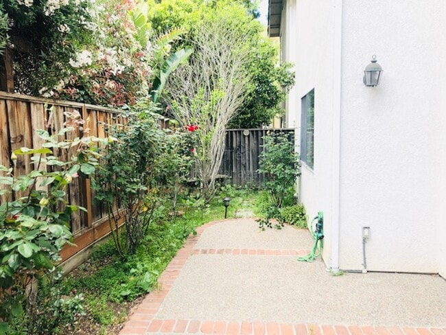 Building Photo - Beautiful 4 Bd/2.5 Ba, 1806 sf single-family house in Walnut Creek available now!