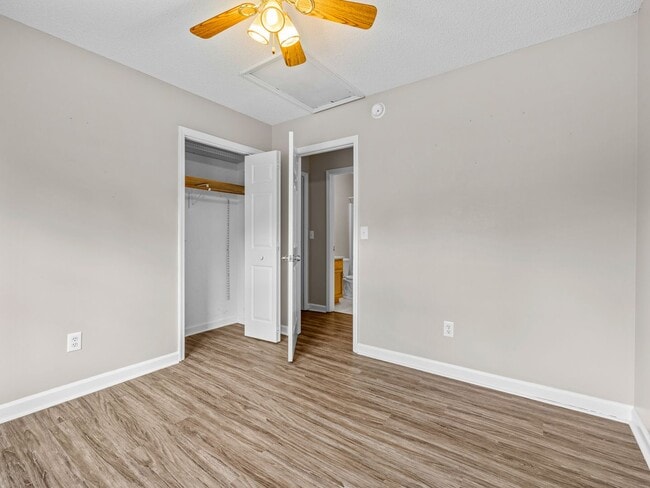 Building Photo - Country Club Area!