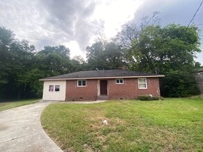 Building Photo - Bright kitchen updates in quiet Culdesac