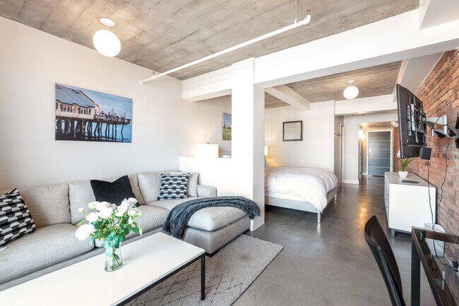 Building Photo - Penthouse