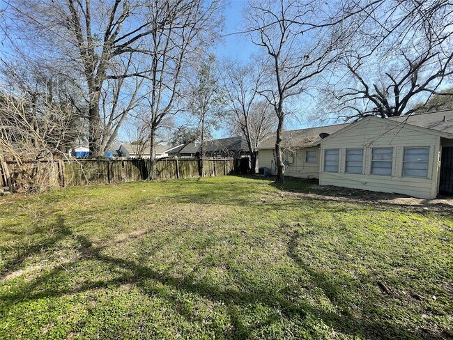 Building Photo - 6139 Belcrest St