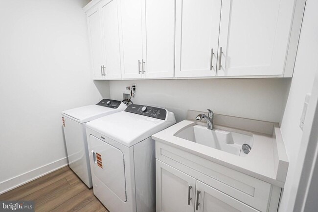 Building Photo - 4 Cherry Ln