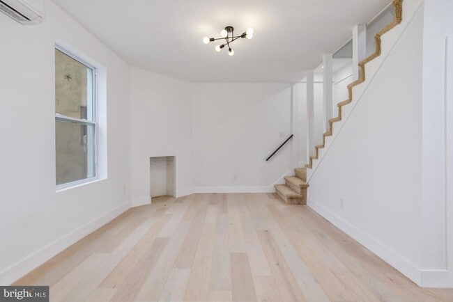 Building Photo - 745 Kenyon St NW