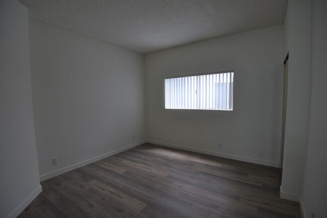 Building Photo - 11315 Moorpark St