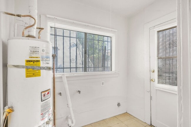 Building Photo - MODERN 2BED/1BATH APARTMENT WITH WASHER/DR...