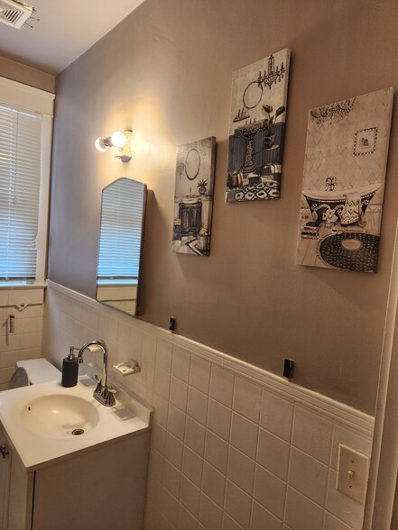 Full bathroom w. shower & tub - 1400 King Ave