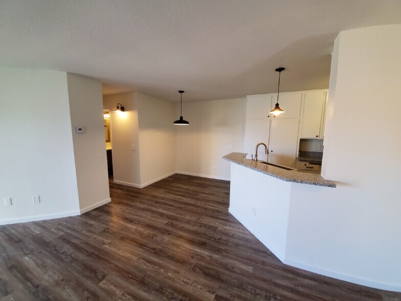 Building Photo - 7047 Camino Degrazia