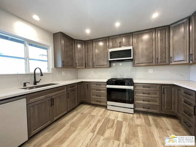 Building Photo - 372 E Molino Rd