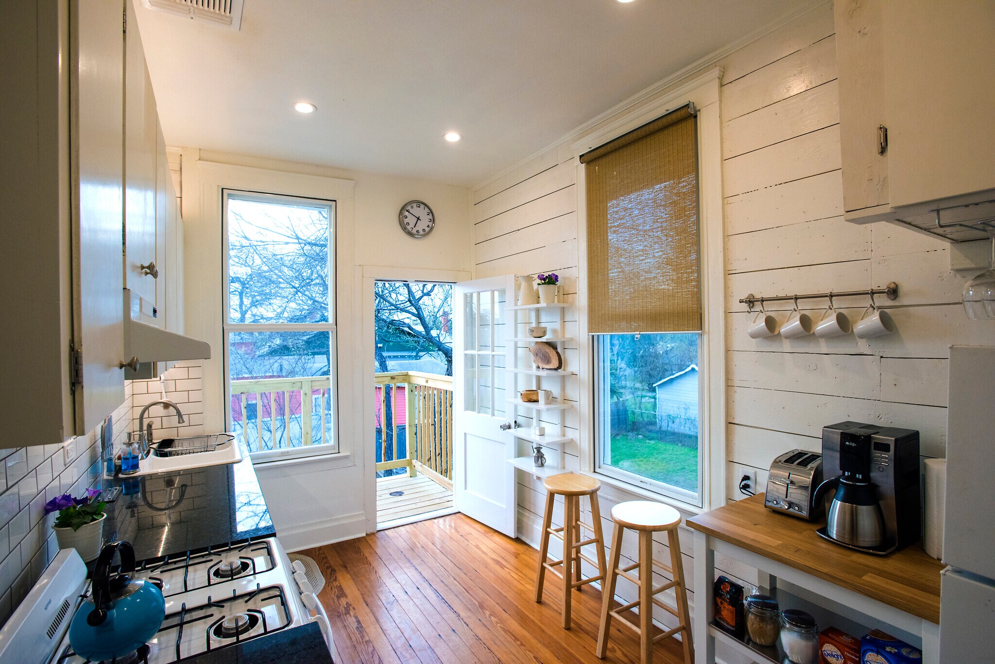 Full kitchen with balcony overlooking the backyard - 403 Gillespie St