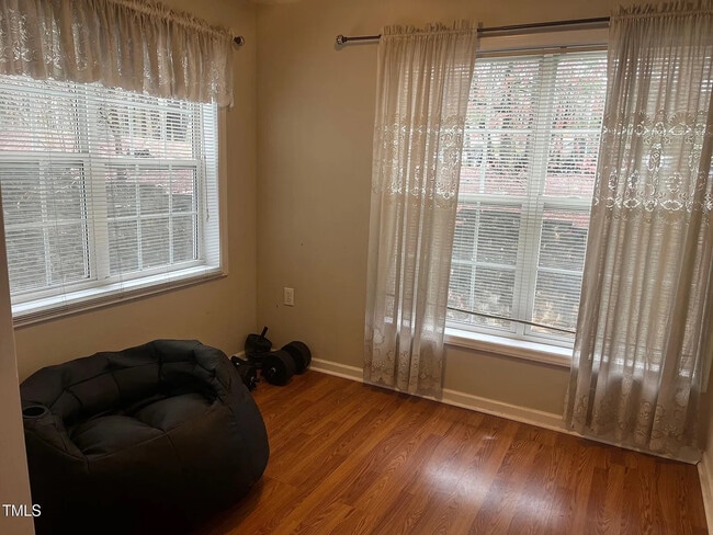 Building Photo - Room in Condo on University Woods Rd