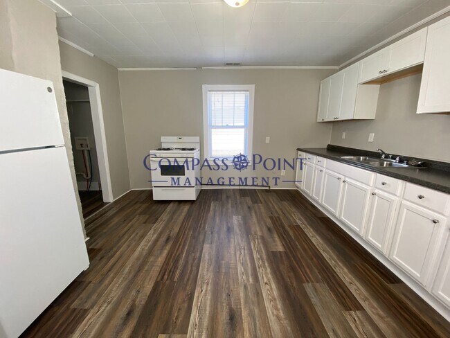 Building Photo - Spacious 1 bedroom and 1 bath house! FIRST MONTH RENT FREE!!!