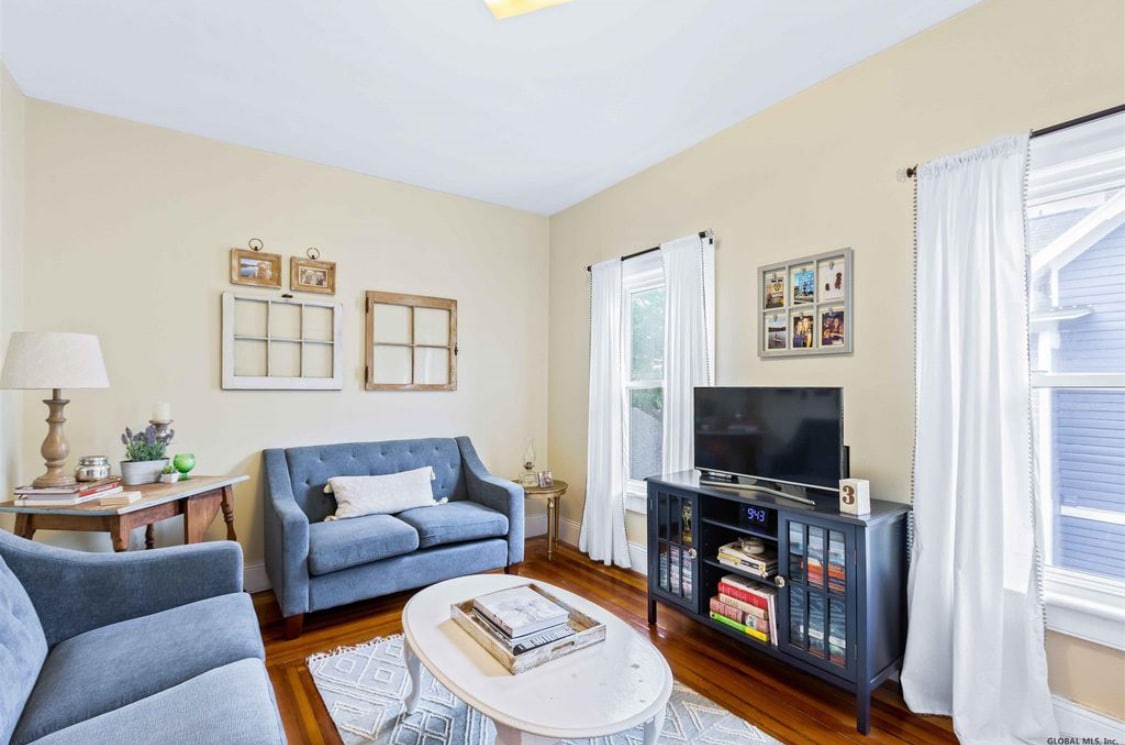 Living room - 78 Catherine St