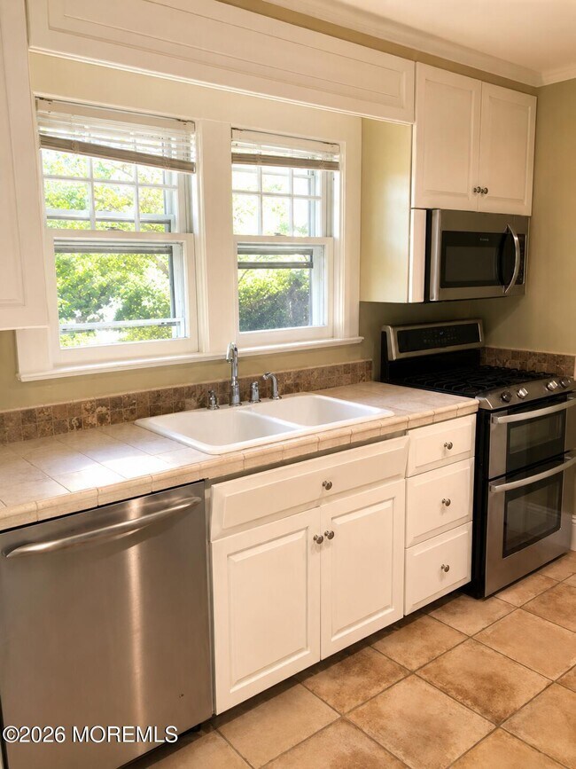 Building Photo - 129 Rumson Rd